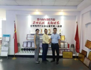 Velkommen indiske kunder til å besøke Laser Leveling Machine